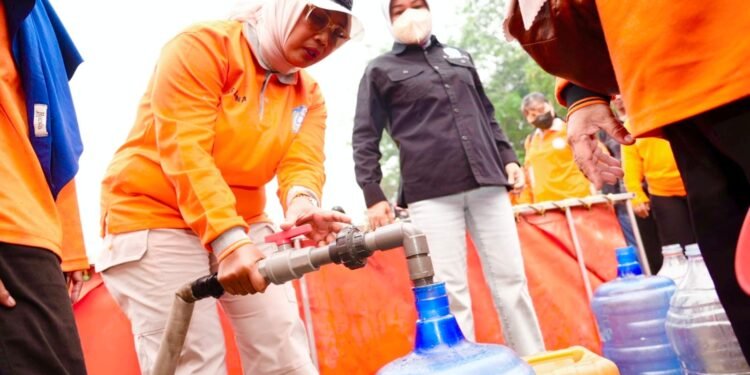 TP PKK Kalbar Turun ke Lokasi Karhutla, Salurkan Air Bersih untuk Warga Kubu Raya