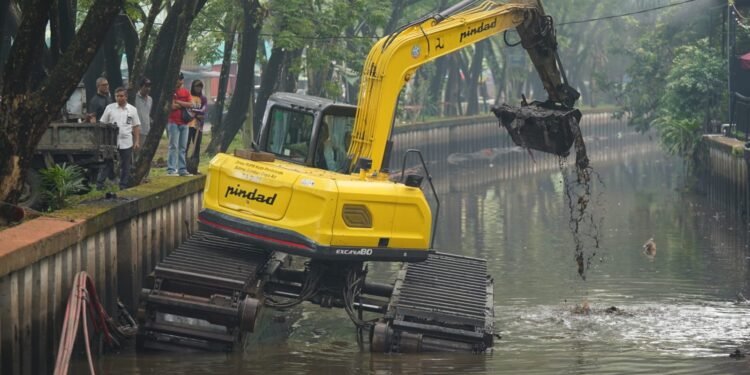 Parit Tokaya Dikeruk, Pemkot Pontianak Tambah Dua Pompa untuk Atasi Genangan