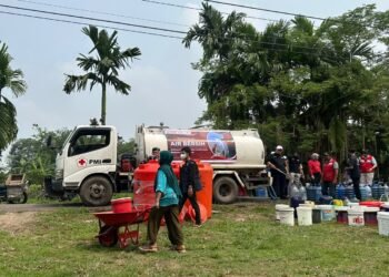 PMI Kalbar dan Betadine Salurkan Air Bersih, Warga Sido Mulyo Cek Kesehatan Gratis