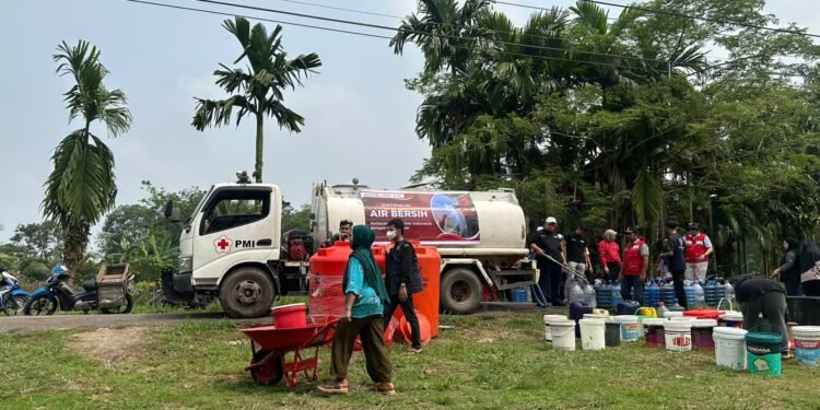 PMI Kalbar dan Betadine Salurkan Air Bersih, Warga Sido Mulyo Cek Kesehatan Gratis